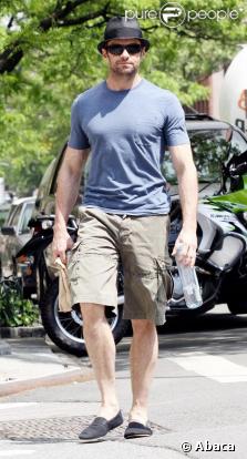 Hugh Jackman et son fils Oscar en balade, vendredi 15 mai 2009
