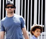 Hugh Jackman et son fils Oscar en balade, vendredi 15 mai 2009