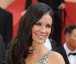 Evangeline Lilly, ravissante, lors de la montée des marches avant la projection de Vengeance, au Festival de Cannes, le 17 mai 2009