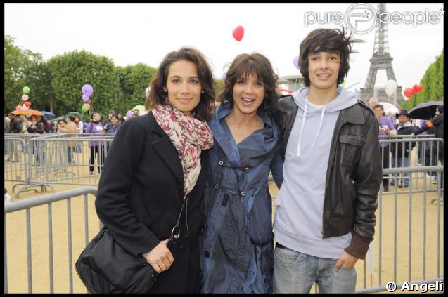 Marie, Stéphanie et Alexi Fugain ont participé à la grande Marche contre la leucémie (et pour le Don de Soi) organisée par l'association Laurette Fugain, à Paris
