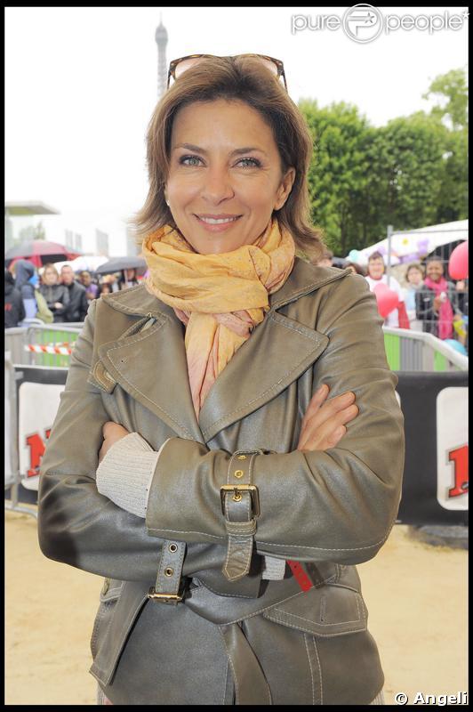 Corinne Touzet a participé à la grande Marche contre la leucémie (et pour le Don de Soi) organisée par l'association Laurette Fugain, à Paris