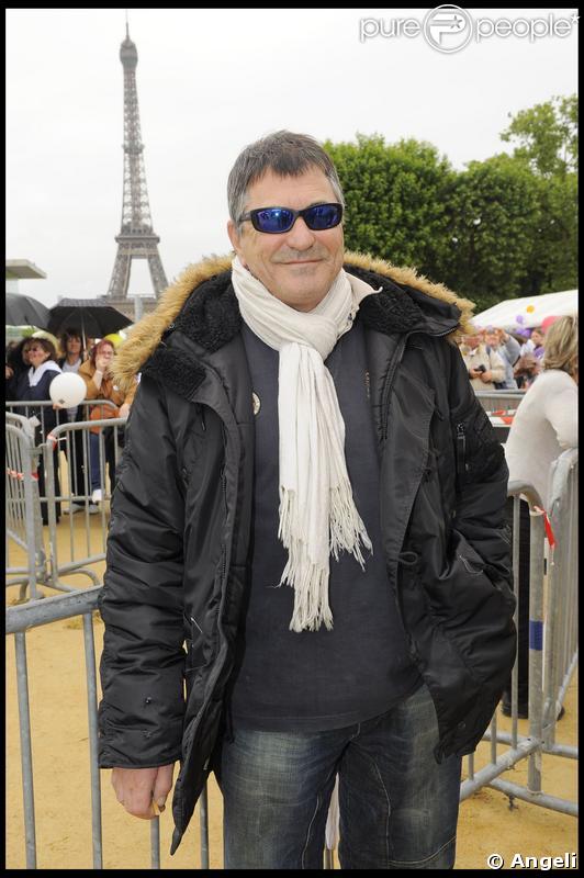 Jean-Marie Bigard a participé à la grande Marche contre la leucémie (et pour le Don de Soi) organisée par l'association Laurette Fugain, à Paris