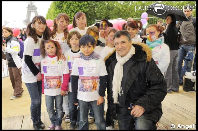 Jean-Marie Bigard a participé à la grande Marche contre la leucémie (et pour le Don de Soi) organisée par l'association Laurette Fugain, à Paris... et il n'était pas seul !  