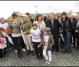 Corinne Touzet, Stéphanie Fugain et Xavier Bertrand ont participé à la grande Marche contre la leucémie (et pour le Don de Soi) organisée par l'association Laurette Fugain, à Paris