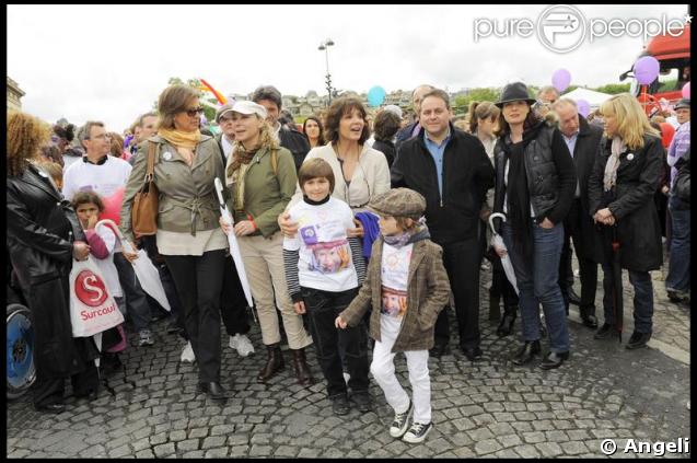 Corinne Touzet, Stéphanie Fugain et Xavier Bertrand ont participé à la grande Marche contre la leucémie (et pour le Don de Soi) organisée par l'association Laurette Fugain, à Paris
