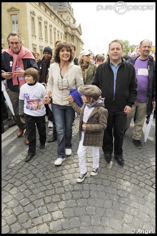 Phillippe Lavil, Stéphanie Fugain et Xavier Bertrand ont participé à la grande Marche contre la leucémie (et pour le Don de Soi) organisée par l'association Laurette Fugain, à Paris