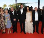 Eric Cantona, Rachida Brakni et l'équipe du film, avant la projection de Looking for Eric, au Festival de Cannes, le 18 mai 2009