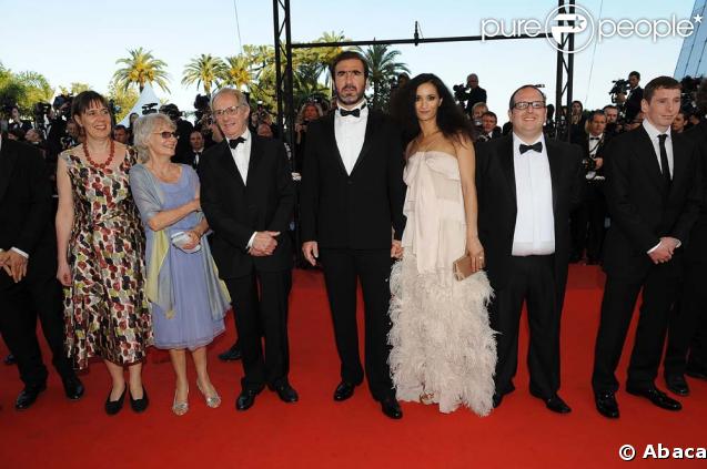 Eric Cantona, Rachida Brakni et l'équipe du film, avant la projection de Looking for Eric, au Festival de Cannes, le 18 mai 2009