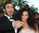 Eric Cantona et Rachida Brakni, magnifiques et amoureux, avant la projection de Looking for Eric, au Festival de Cannes, le 18 mai 2009