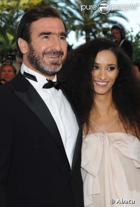Eric Cantona et Rachida Brakni, magnifiques et amoureux, avant la projection de Looking for Eric, au Festival de Cannes, le 18 mai 2009