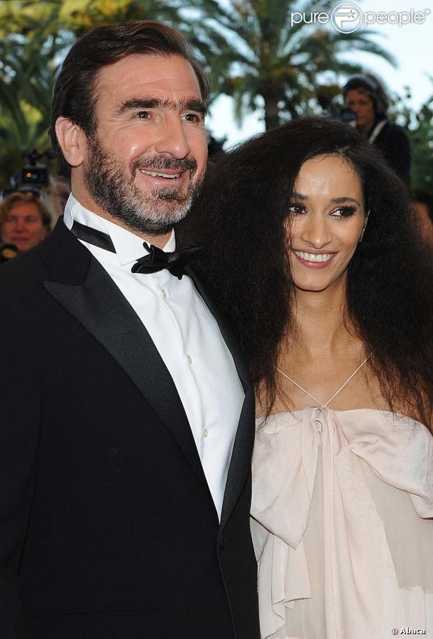 Eric Cantona et Rachida Brakni, magnifiques et amoureux, avant la projection de Looking for Eric, au Festival de Cannes, le 18 mai 2009
