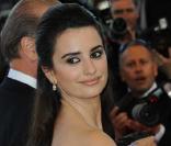 Penélope Cruz monte les marches du Palais des Festivals
