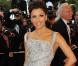 Eva Longoria, dans une robe gris perle Versace Atelier ! 