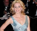 Elizabeth Banks électrise les photographes dans sa jolie robe métallisée ! 