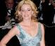 Elizabeth Banks électrise les photographes dans sa jolie robe métallisée ! 