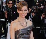 Hilary Swank, de toute beauté en Giorgio Armani ! 