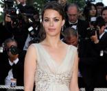 Bérénice Béjo rayonnante dans sa belle robe beige ! 