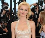 Eva Herzigova portait à l'occasion de la projection du film Looking For Eric une magnifique création Versace ! 