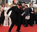 Quentin Tarantino s'éclate sur le tapis rouge du Palais des Festivals, sous les yeux de son équipe (Diane Kruger et Mélanie Laurent en arrière-plan) 