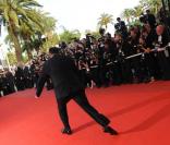 Quentin Tarantino danse sur le tapis rouge 