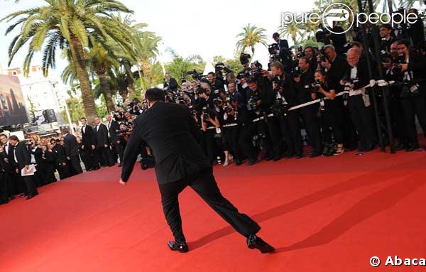 Quentin Tarantino danse sur le tapis rouge 