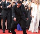 Quentin Tarantino s'éclate sous les yeux de Mélanie Laurent et Michael Fassbender lors de la montée des marches avant la projection d'Inglourious Basterds, au Festival de Cannes, le 20 mai 2009