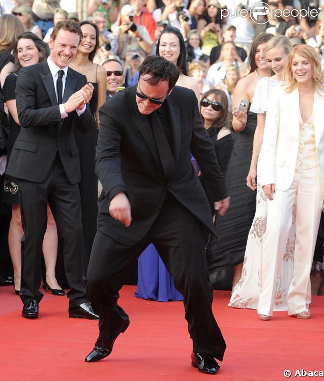 Quentin Tarantino s'éclate sous les yeux de Mélanie Laurent et Michael Fassbender lors de la montée des marches avant la projection d'Inglourious Basterds, au Festival de Cannes, le 20 mai 2009