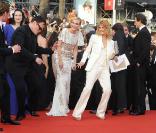 Quentin Tarantino danse avec Melanie Laurent sous les regards amusés de Diane Kruger et des autres acteurs, lors de la montée des marches avant la projection d'Inglourious Basterds, au Festival de Cannes, le 20 mai 2009