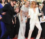 Quentin Tarantino danse avec Mélanie Laurent sous les yeux amusés de Diane Kruger lors de la montée des marches avant la projection d'Inglourious Basterds, au Festival de Cannes, le 20 mai 2009
