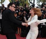 Mélanie Laurent et Quentin Tarantino dansent sur le tapis rouge. Vidéo de Getty Images 