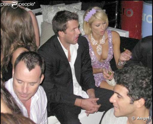 Paris Hilton et Doug Reinhardt font la fête sur le yacht de David Furnish à Cannes