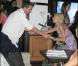 Paris Hilton et Doug Reinhardt font la fête sur le yacht de David Furnish à Cannes