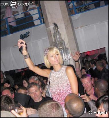 Paris Hilton et Doug Reinhardt font la fête au VIP Room à Cannes