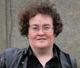 Susan Boyle devant son domicile de Blackburn en mai 2009