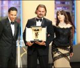 Clôture du 62e festival de Cannes, le 24 mai 2009 : Warwick Thornton reçoit la Caméra d'or récompensant le meilleur premier film pour  Samson & Delilah , entouré par Roschdy Zem, président du jury, et Isabelle Adjani, remettante. 