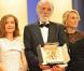 Clôture du 62e festival de Cannes, le 24 mai 2009 : Michael Haneke, Palme d'or pour Ruban blanc , entouré par Isabelle Huppert, présidente du jury, et Robin Wright Penn, membre du jury.