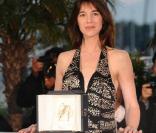 Clôture du 62e festival de Cannes, le 24 mai 2009 : Charlotte Gainsbourg, Prix d'interprétation féminine pour sa performance extrême dans  Antichrist , de Lars Von Trier 