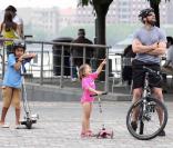 Hugh Jackman fait du vélo avec ses enfants Oscar et Ava (NYC, 24 mai)