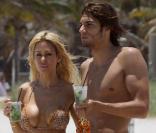 Shauna Sand et son nouveau chéri, bisous, mamours et bronzette à la plage !