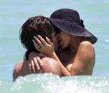 Shauna Sand et son nouveau chéri, bisous, mamours et bronzette à la plage !
