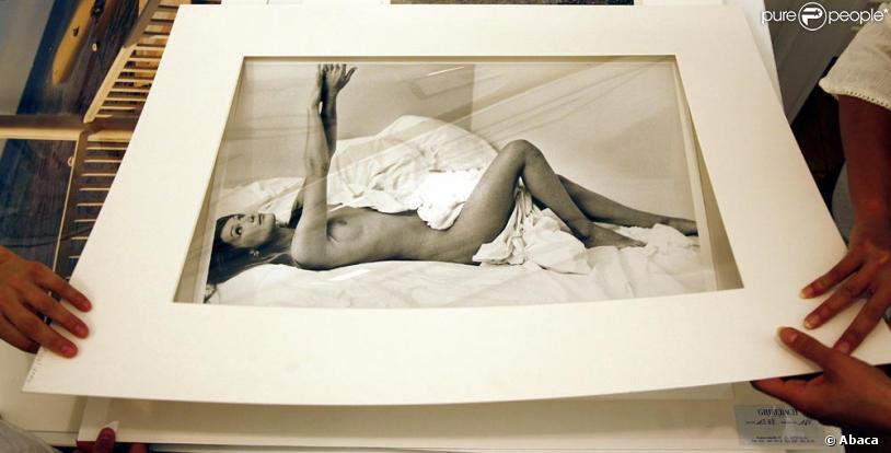 La photo de Carla-Bruni Sarkozy présentée pour la vente aux enchères à Berlin le 4 juin...