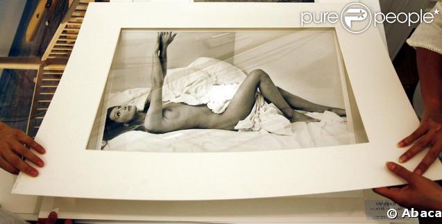La photo de Carla-Bruni Sarkozy présentée pour la vente aux enchères à Berlin le 4 juin...