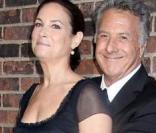  Dustin Hoffman et sa femme Lisa Gottsegen hier soir très amoureux à New York 
 
 
 
  
 
<