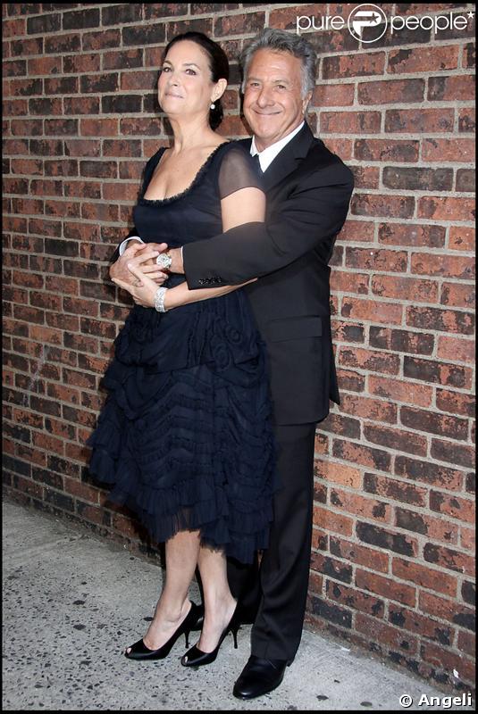  Dustin Hoffman et sa femme Lisa Gottsegen hier soir très amoureux à New York 
 
 
 
  
 
<