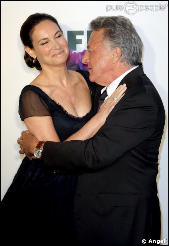  Dustin Hoffman et sa femme Lisa Gottsegen hier soir très amoureux à New York 
 
 
 
  
 
<
