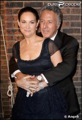  Dustin Hoffman et sa femme Lisa Gottsegen hier soir très amoureux à New York 
 
 
 
  
 
<