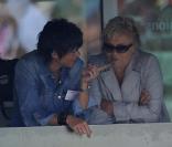 Muriel Robin et son amie Anne Le Nen à Roland Garros