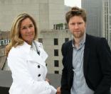 Angela Ahrendts et Christopher Bailey posent devant l'enseigne Burberry. 28/05/09