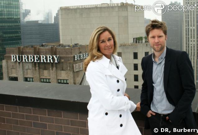 Angela Ahrendts et Christopher Bailey posent devant l'enseigne Burberry. 28/05/09
