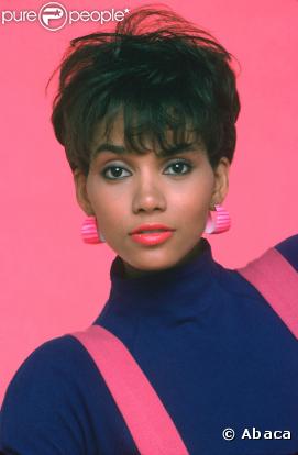 Halle Berry, tellement eighties, avait un peu forcé sur le maquillage fluo !